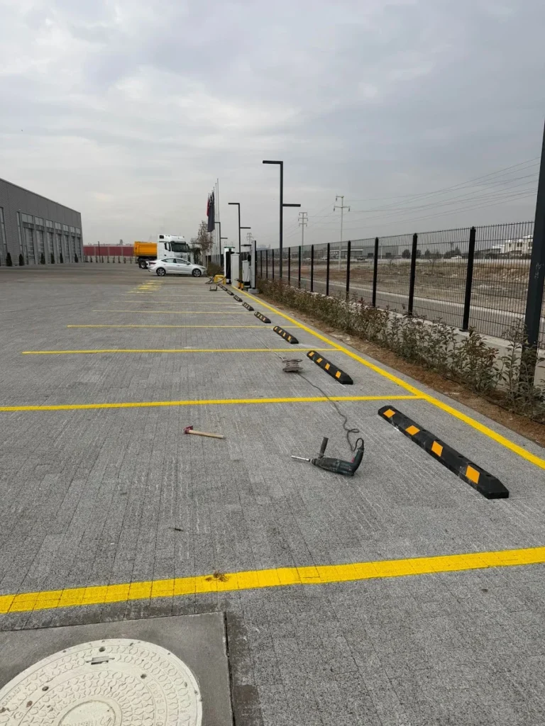 Açık otopark park yeri çizgileri ve kauçuk stoper montajı