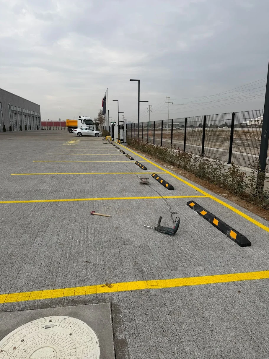 Açık otopark park yeri çizgileri
