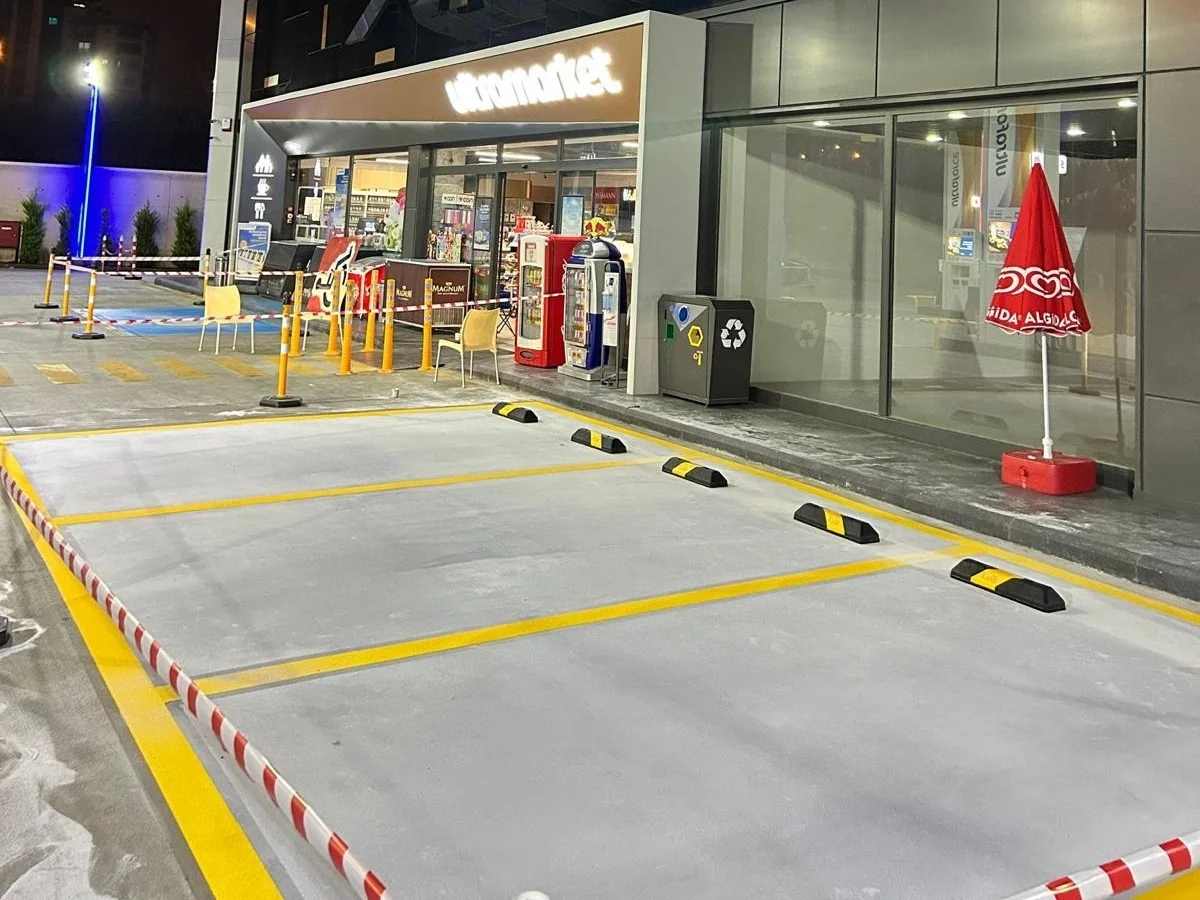 Akaryakıt benzinlik çizgi boya uygulaması