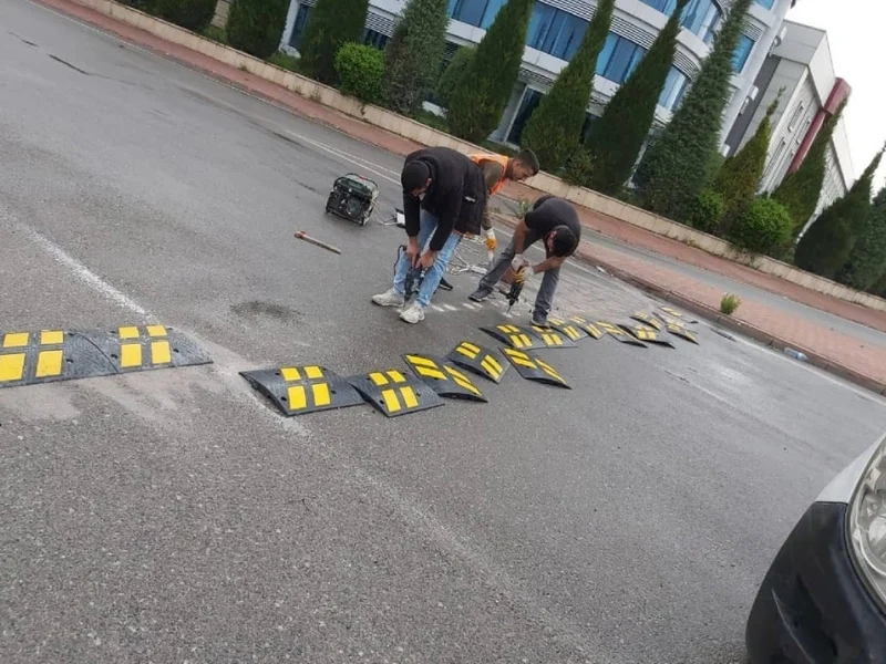 Asfalt hız kesici kasis montajı