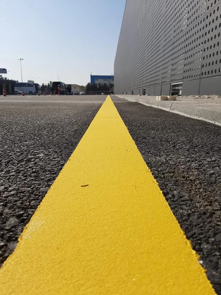 Asfalt sarı yol çizgi uygulaması
