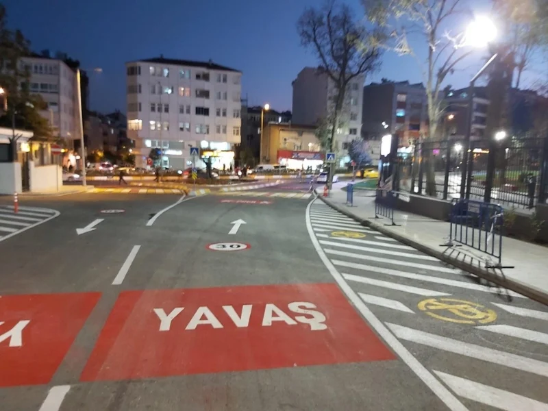 Asfalt trafik işaret sembol ve şablon uygulaması