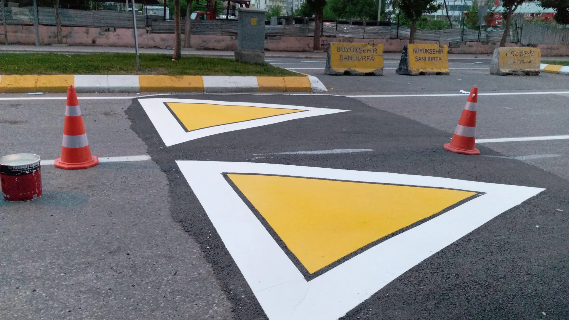 Asfalt yol kasis üçgen uyarı sembolü uygulaması