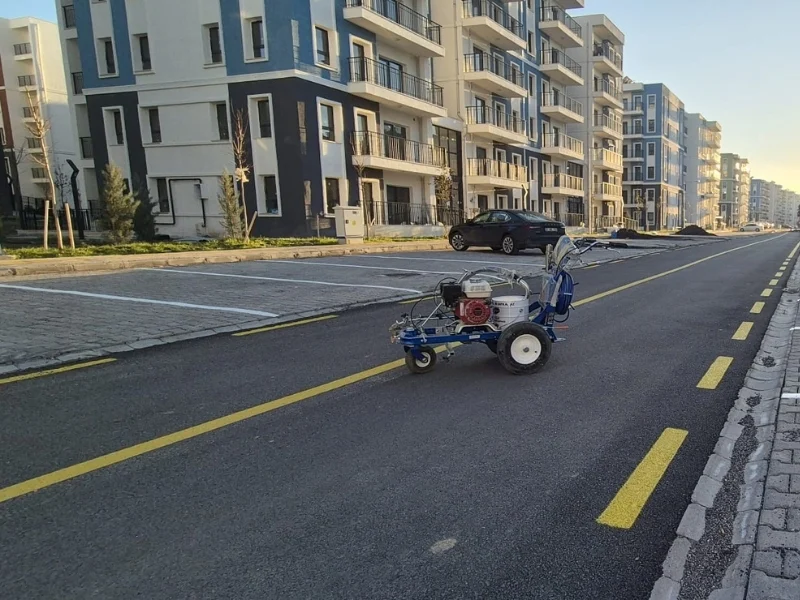 Asfalt yol şerit çizgi uygulaması