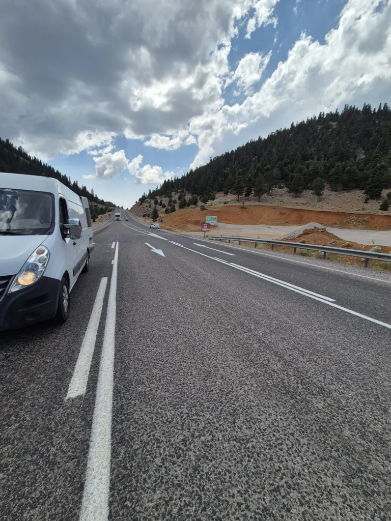 Asfalt kara yolunda beyaz şerit çizgileri ve yönlendirme okları