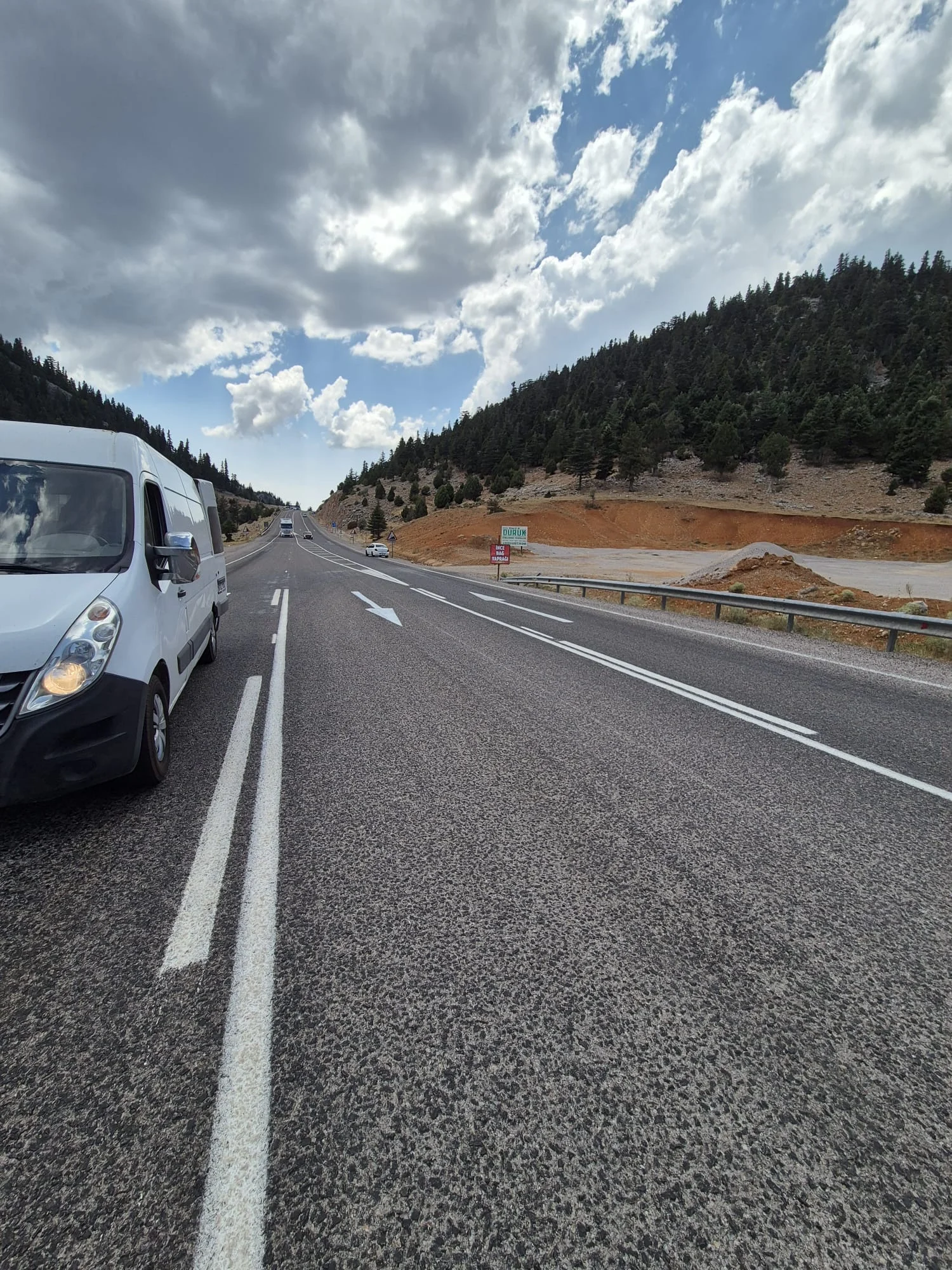 Asfalt yol şerit ve yön okları uygulaması