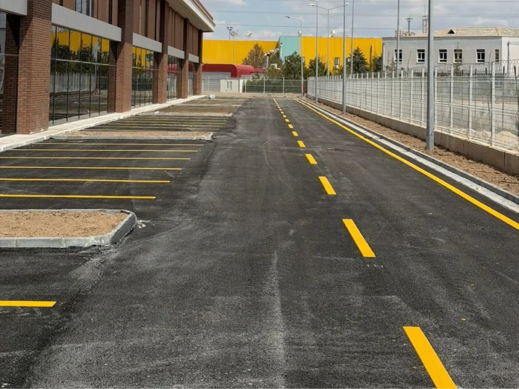 Çift komponentli boya ile sarı yol ve otopark çizgileri