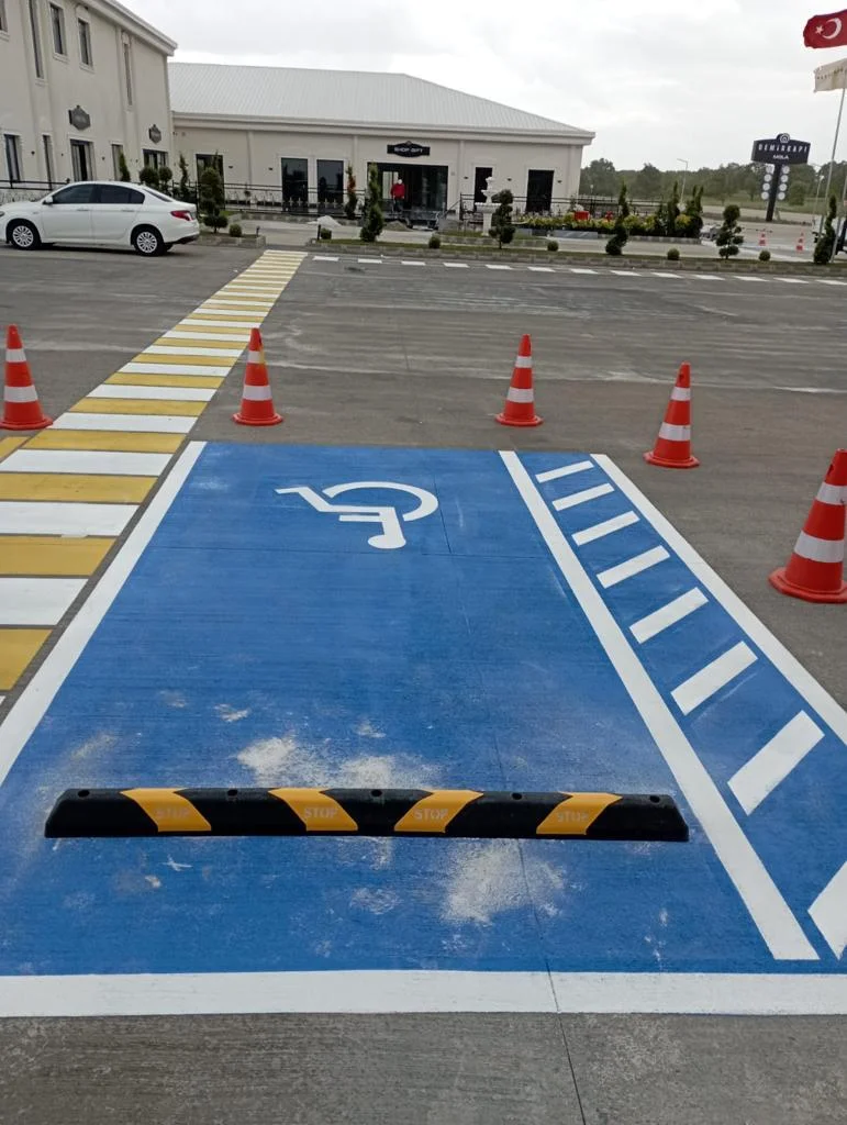 Engelli park yeri boya ve çizgi uygulaması