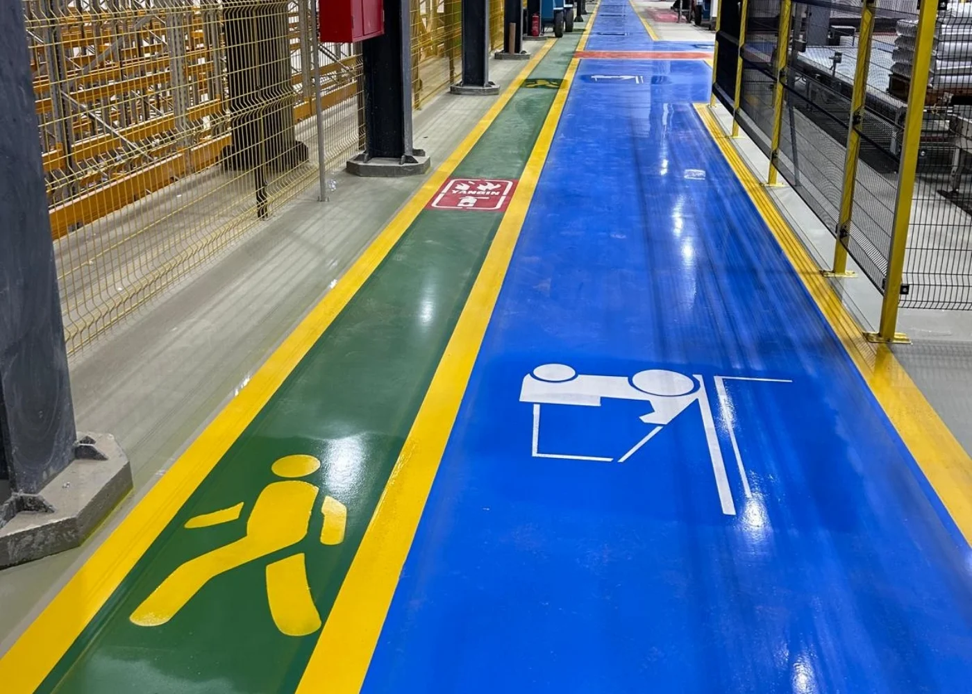 Fabrika forklift yolu, güvenli yaya yolu ve iş güvenliği çizgi uygulaması