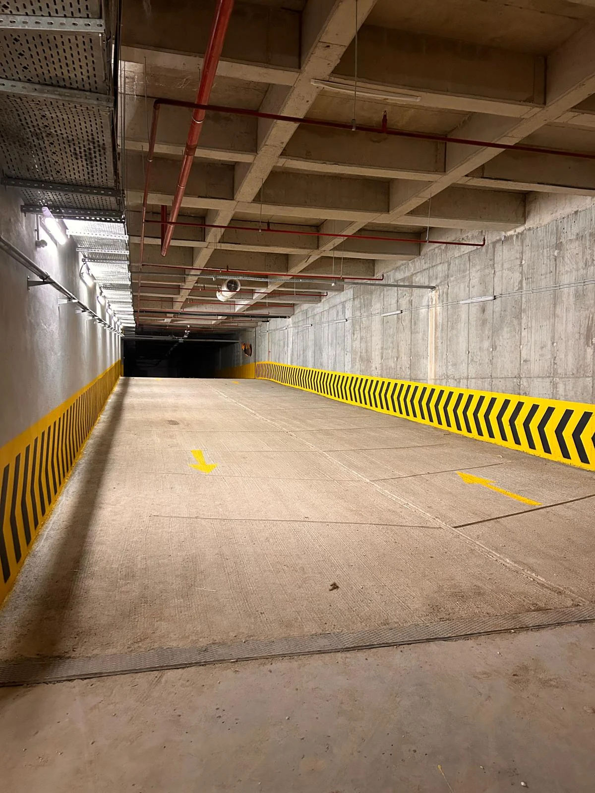 Kapalı otopark rampa çavuş tarama ve yön okları