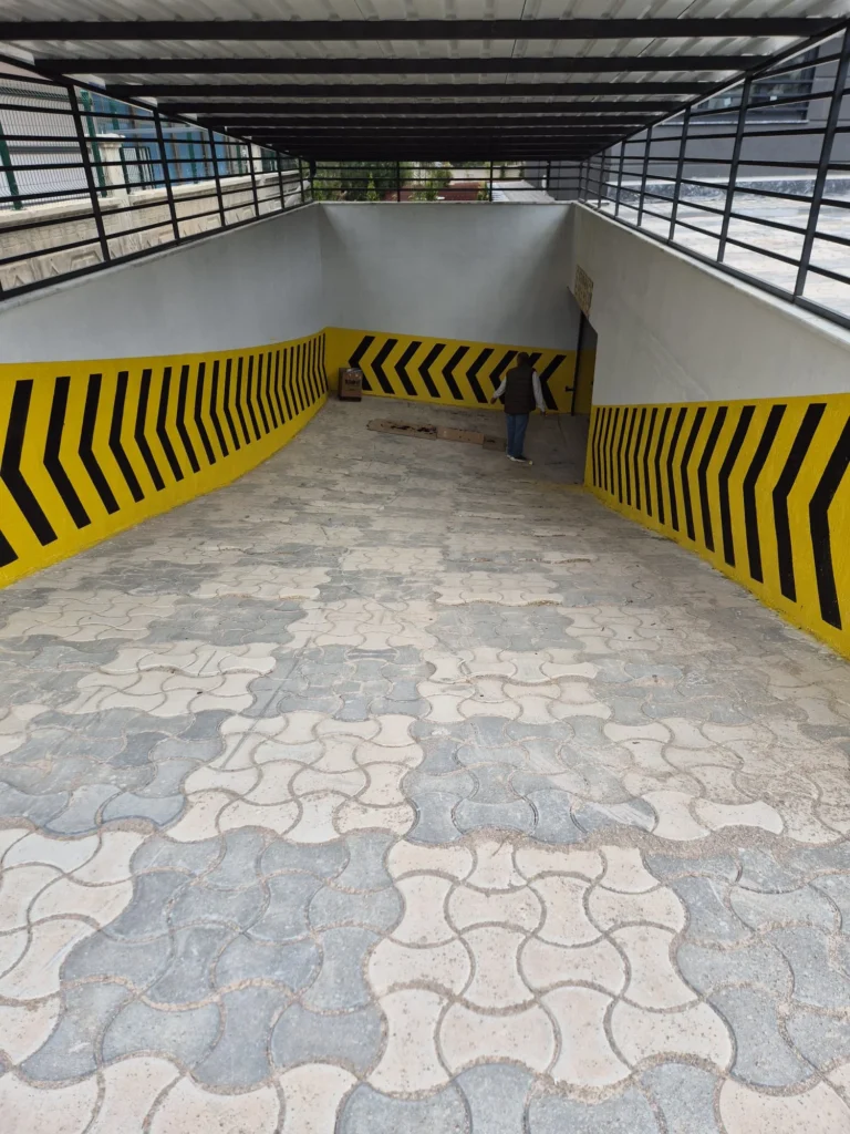 Kapalı otopark rampası duvarlarında sarı siyah çavuş tarama uygulaması