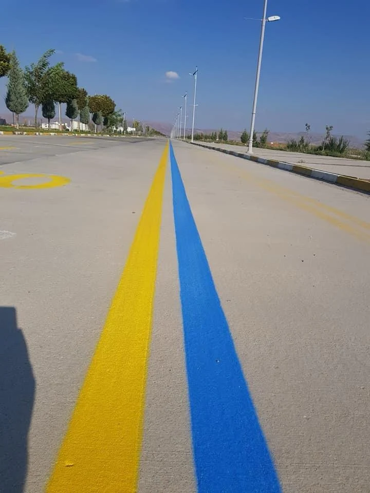 Mavi ve sarı yol ayrımı çizgi uygulaması