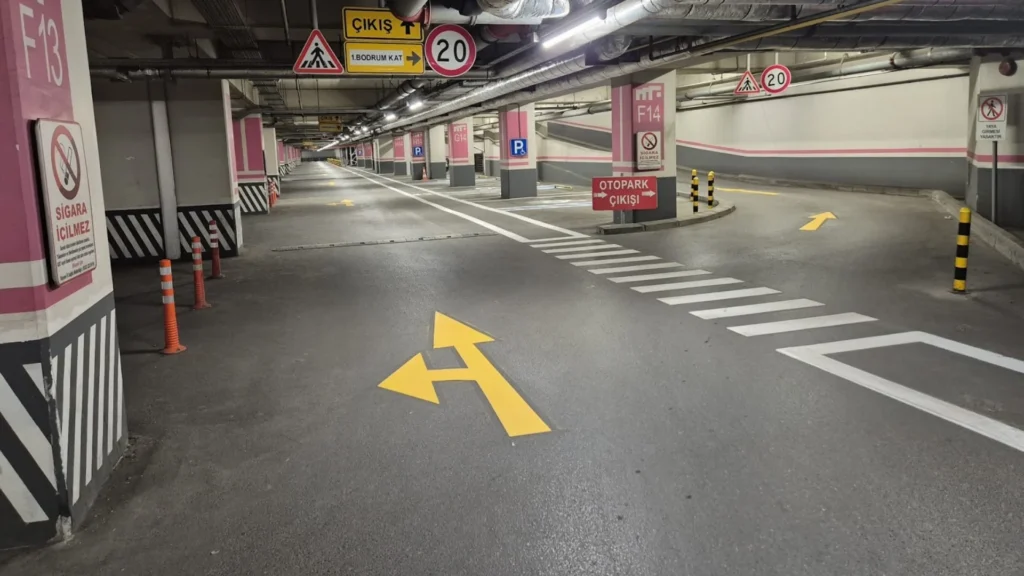 Kapalı otopark çizgisi ve zemin yönlendirme uygulaması