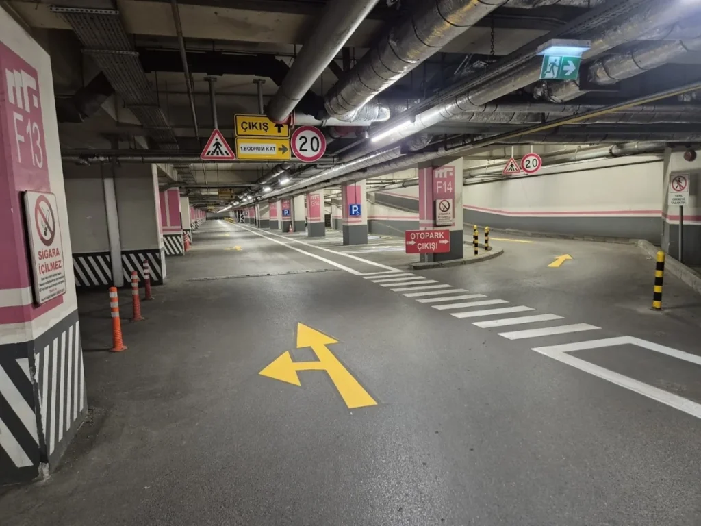 Kapalı otopark çizgi ve zemin yönlendirme uygulaması