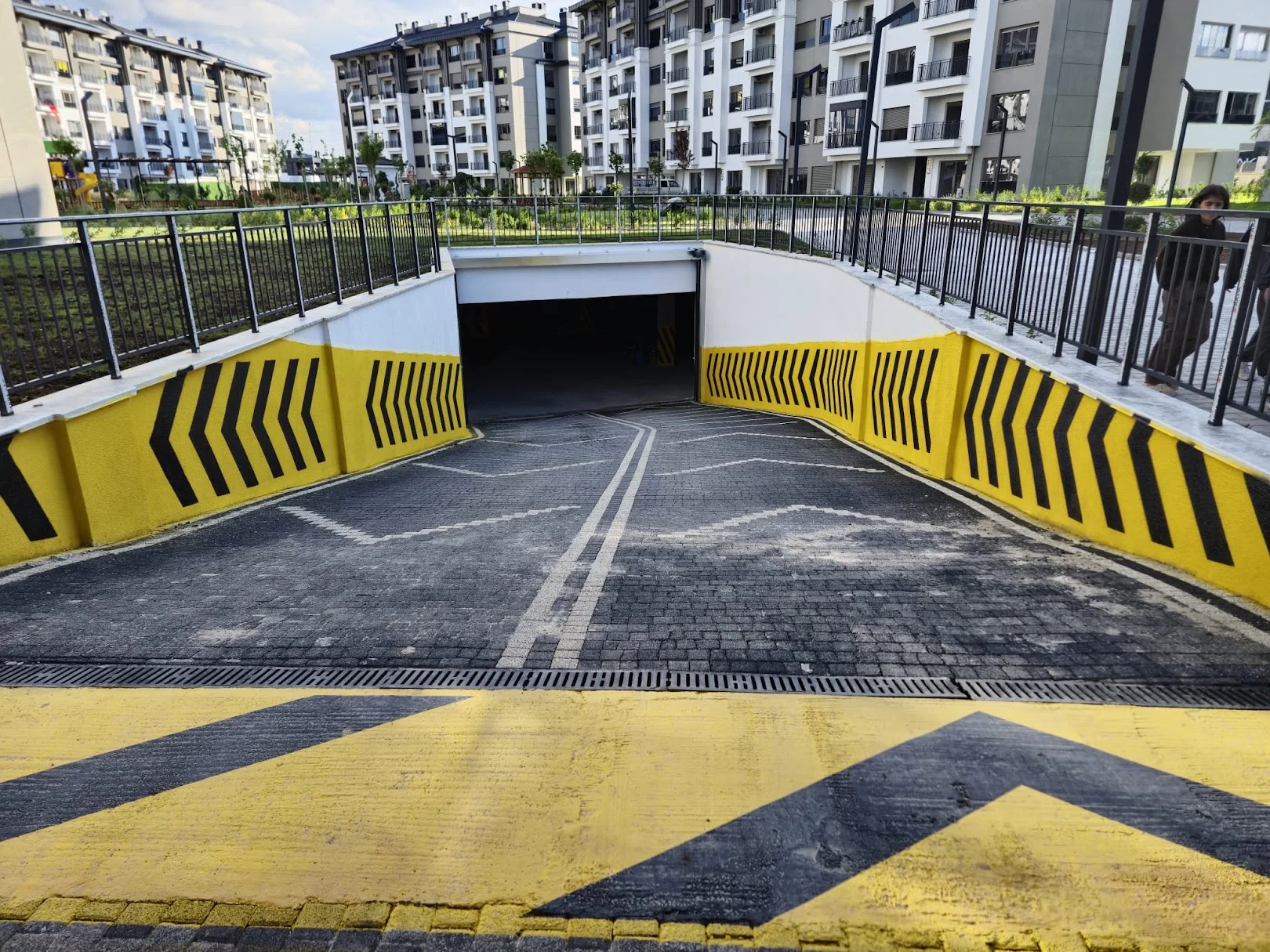 Otopark çizgileme duvar ve kolon boyama uygulaması
