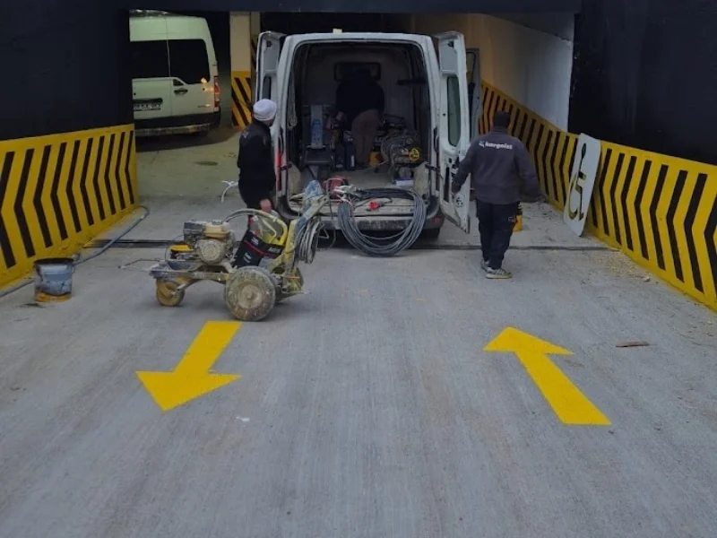 Otopark giriş çıkış yön okları