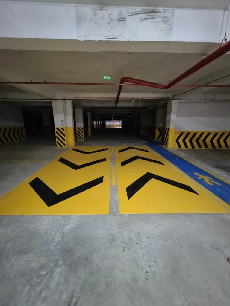 Otopark giriş çıkışı yönlendirme boya uygulaması