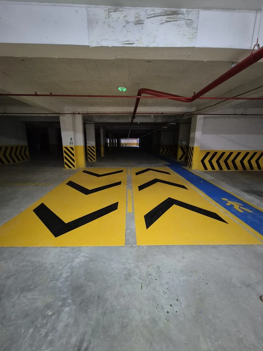 Otopark giriş çıkışı yönlendirme boya uygulaması