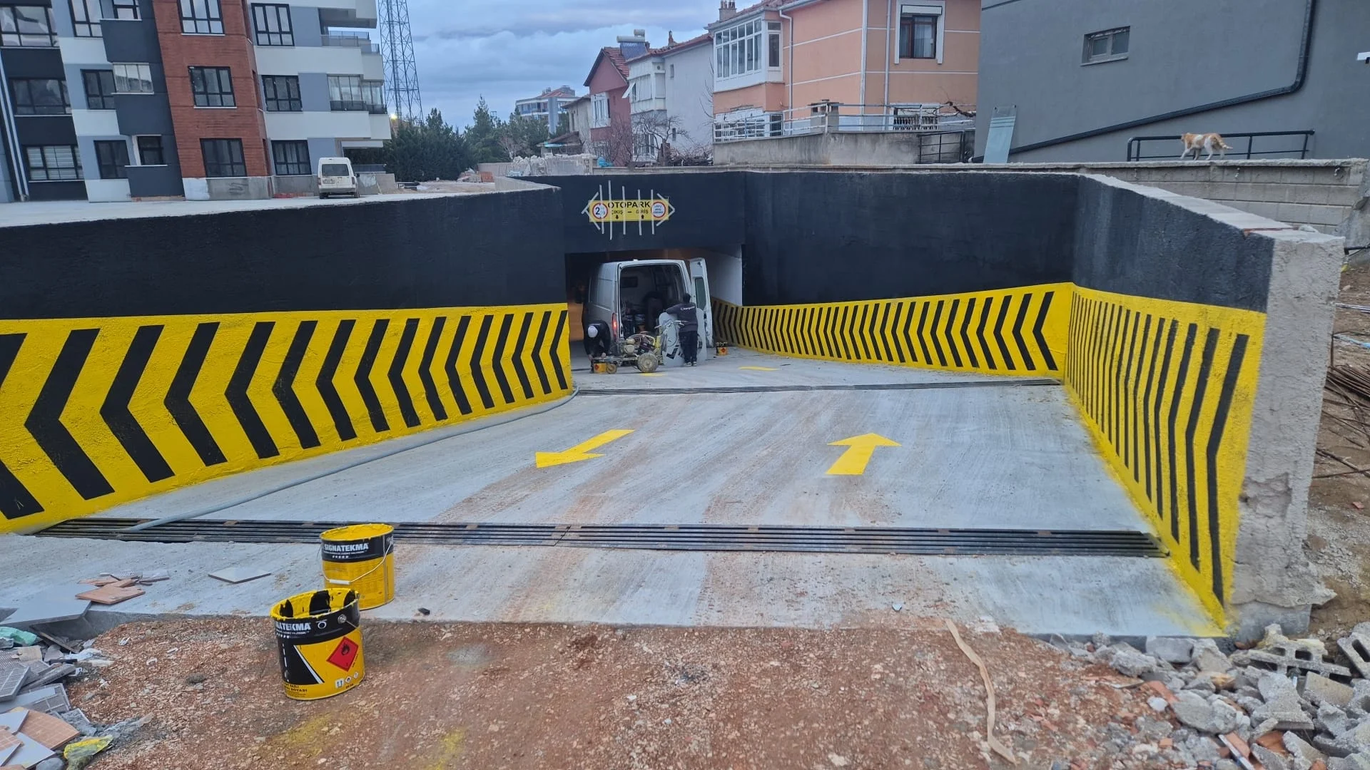 Otopark girişi çavuş tarama ve ok yönlendirme