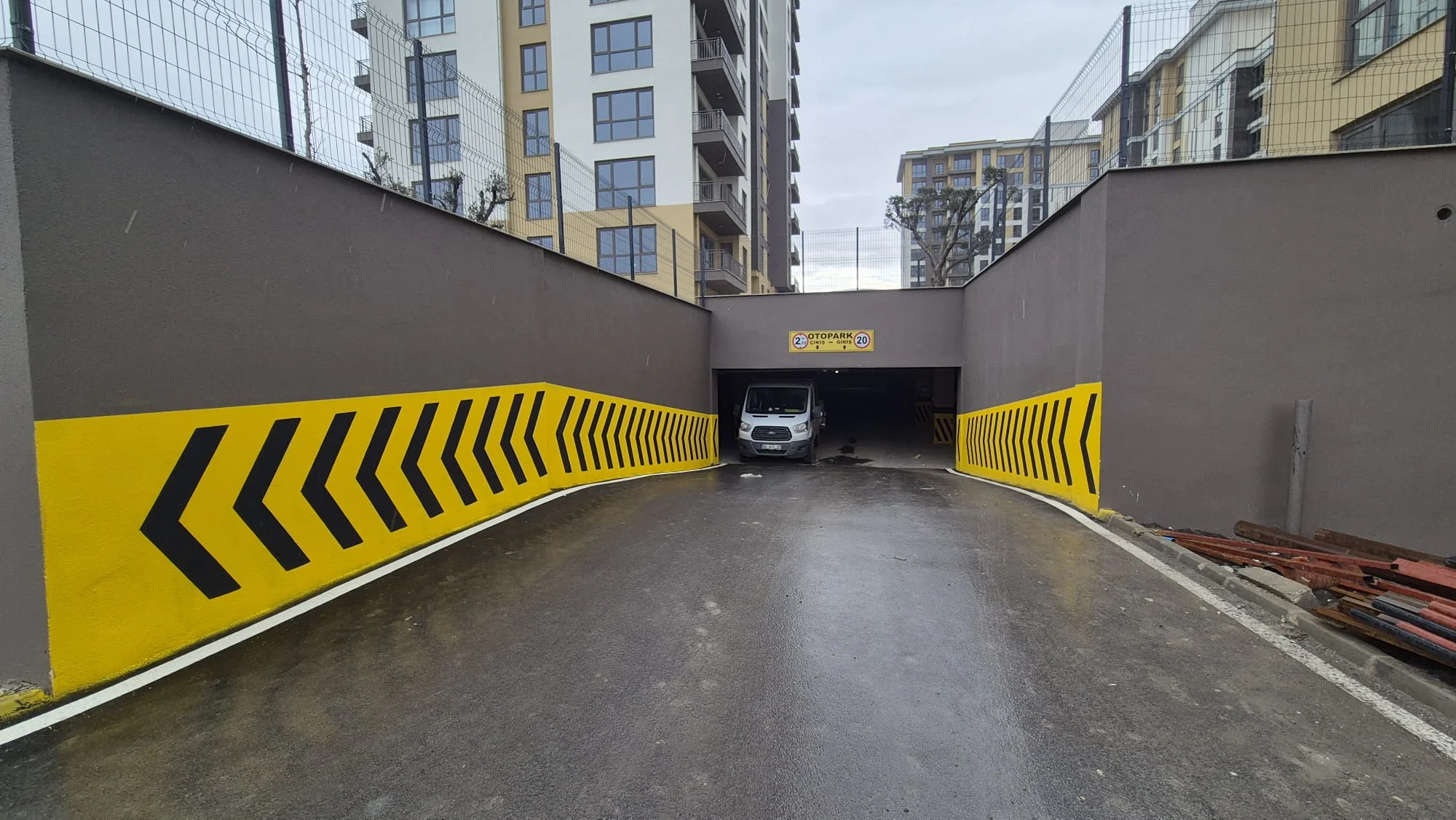 Otopark girişi duvar boya uygulaması