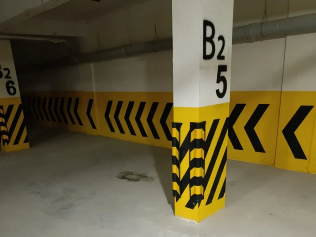 Kapalı otoparkta kolona daire ve blok numarası, sarı siyah duvar yönlendirmeleri ve kolon koruyucu uygulanması
