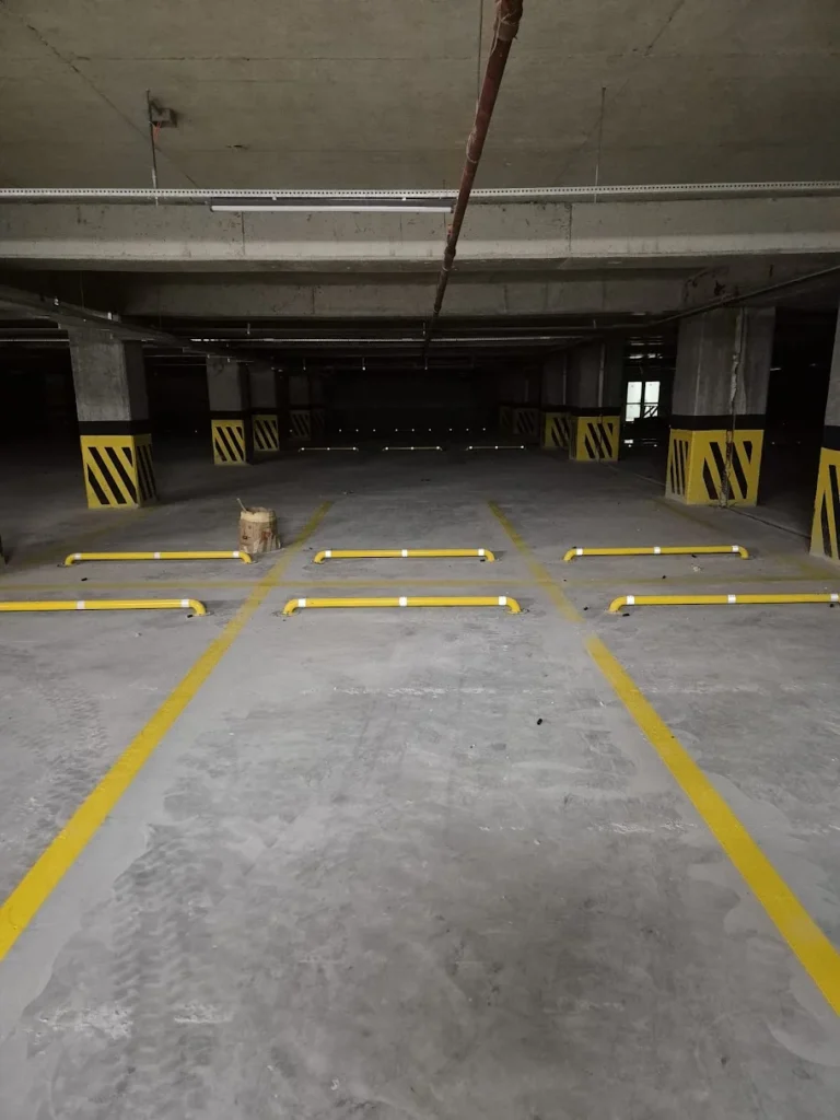 Otopark park çizgileri ve demir stoper montajı