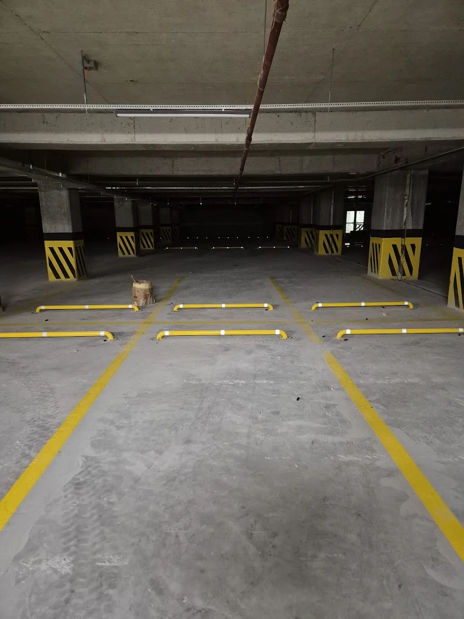 Otopark park çizgileri ve demir stoper montajı