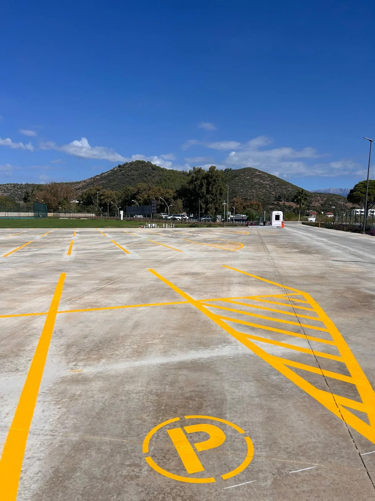 Otopark park yeri ve yönlendirme çizgileri