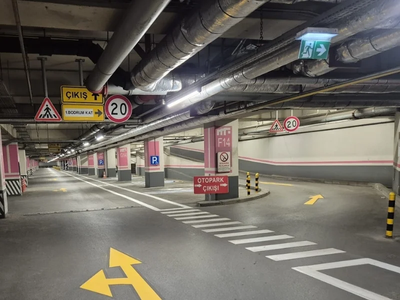 Otopark uyarı ve yönlendirme levhaları