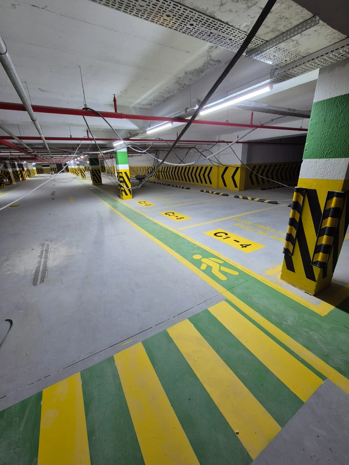 Otopark yaya yolu ve yaya geçidi boya uygulaması