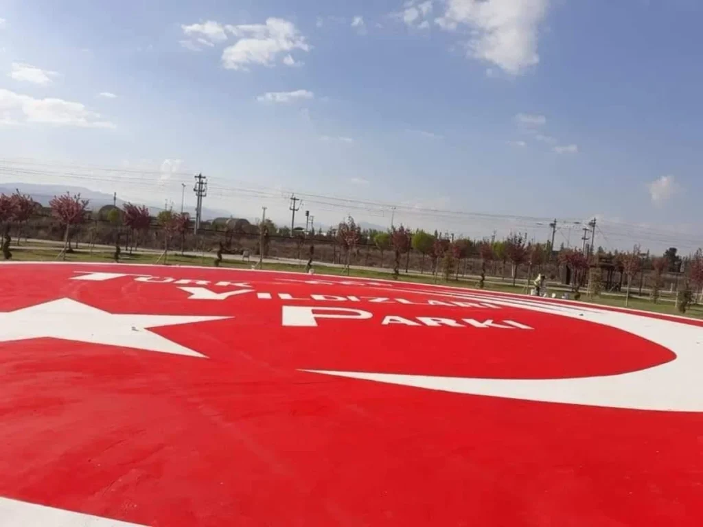 Açık zemin üzerine uygulanan kırmızı boya üzeri beyaz ay yıldız ve Türk bayrağı tasarımı