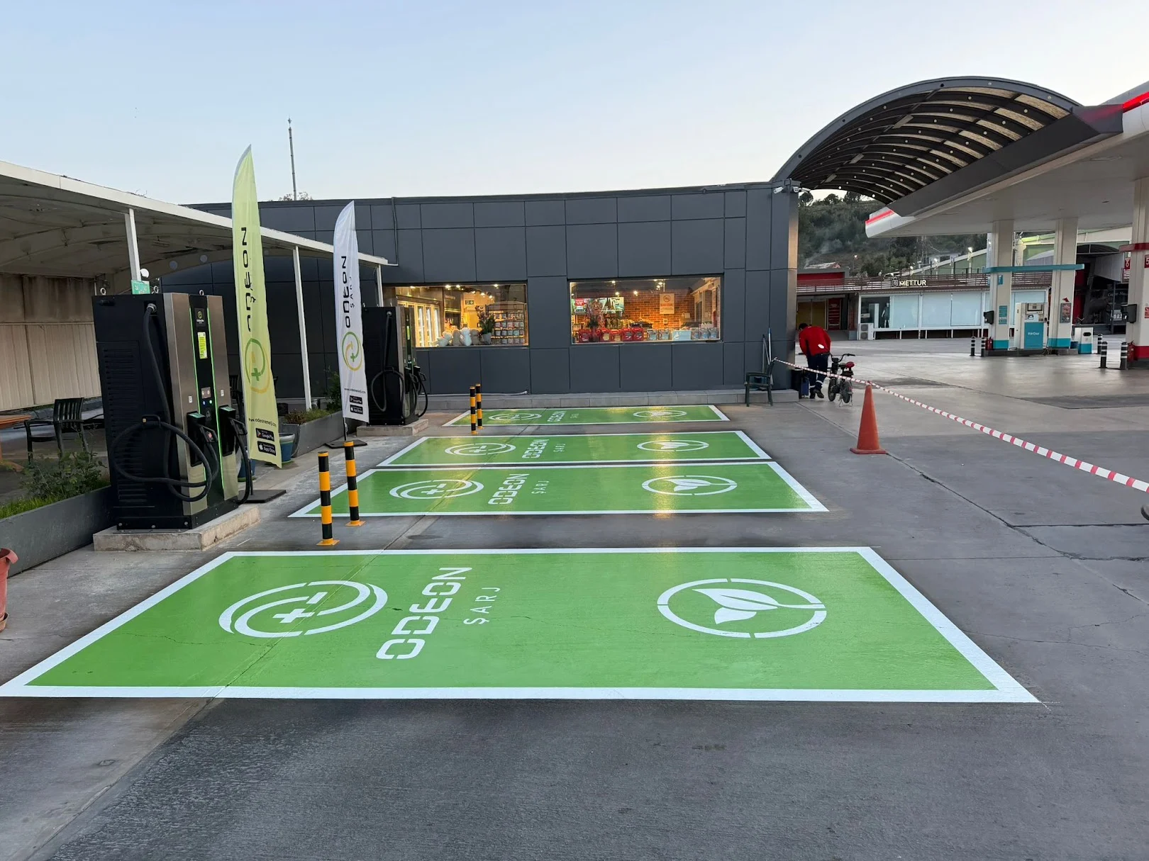 Akaryakıt istasyonu elektrikli araç park yeri boya ve çizgi uygulaması