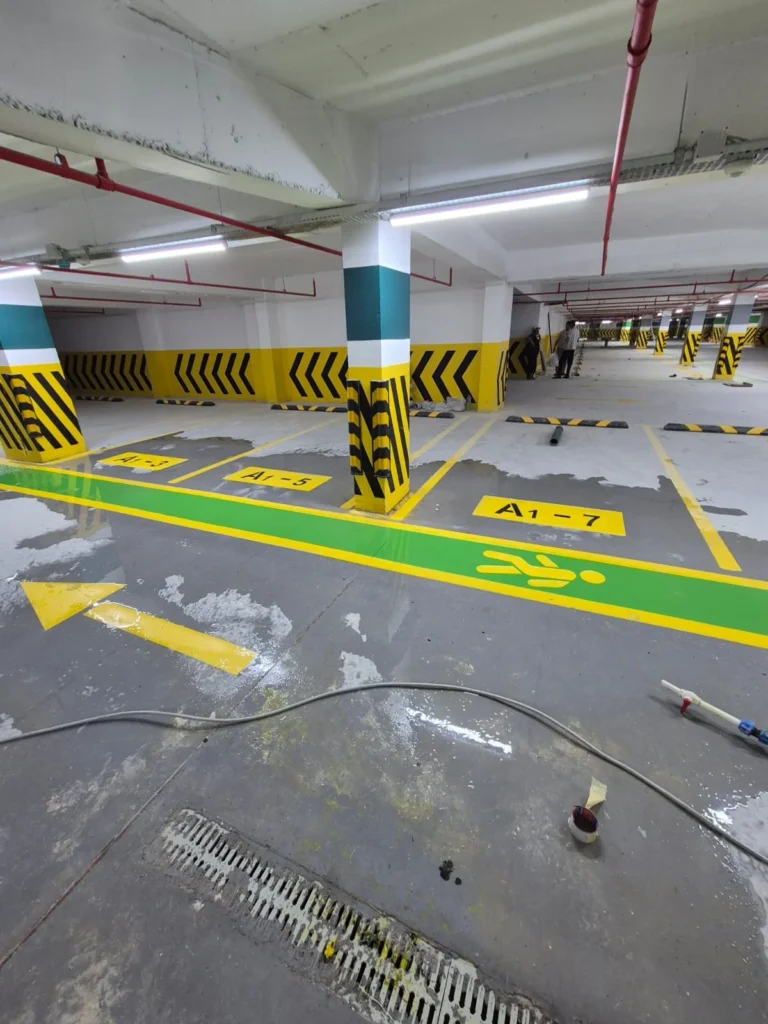 Profesyonel otopark çizgi uygulaması yaya yolu renklendirme
