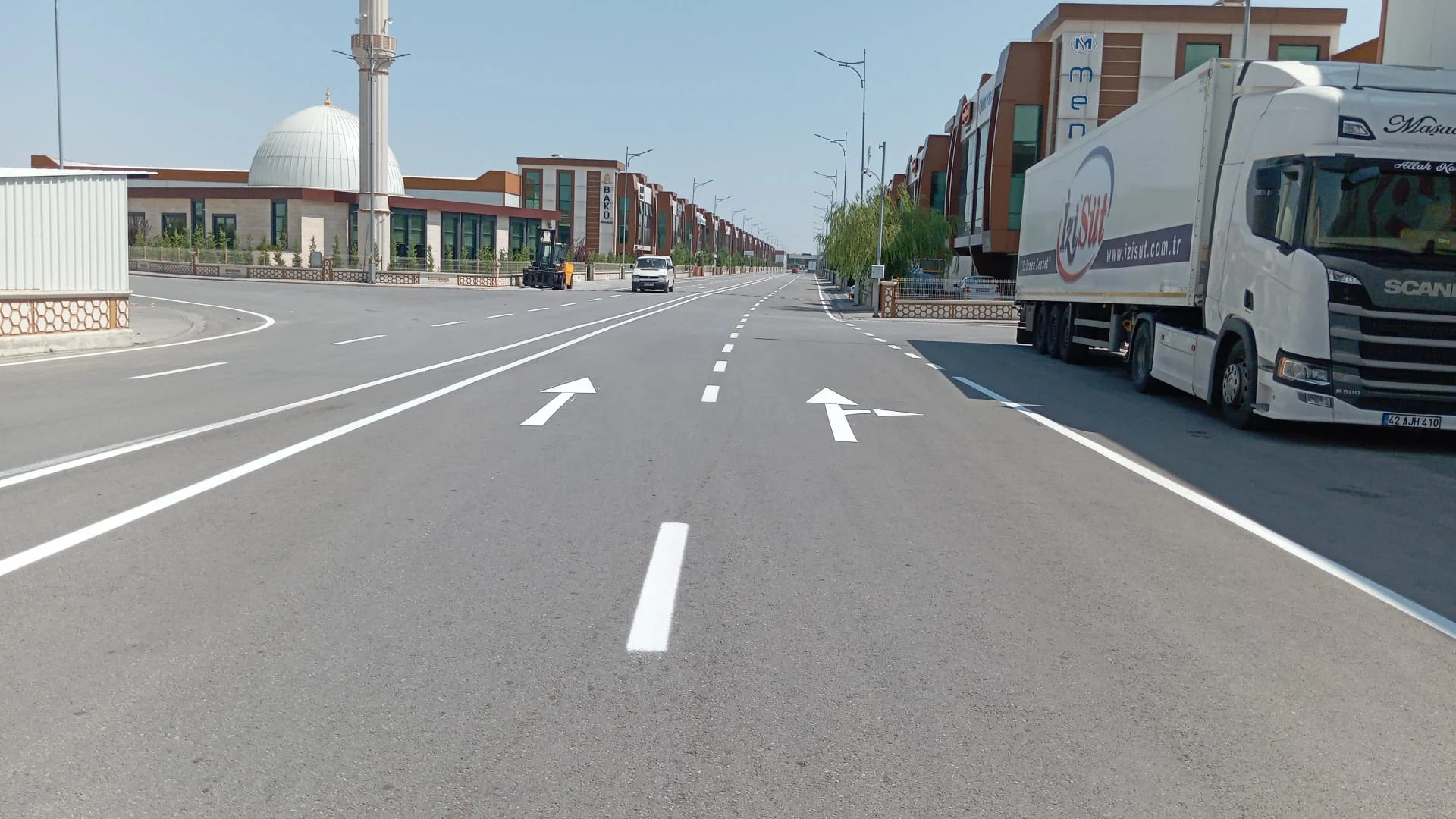 Sanayi sitesi asfalt yol şerit ve yön okları uygulaması