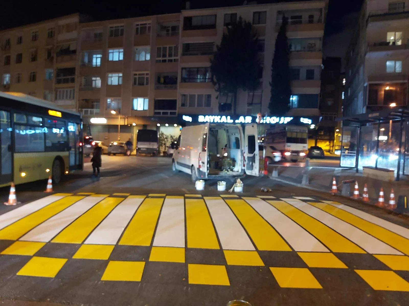 Sarı ve beyaz yaya geçidi çizgi uygulaması
