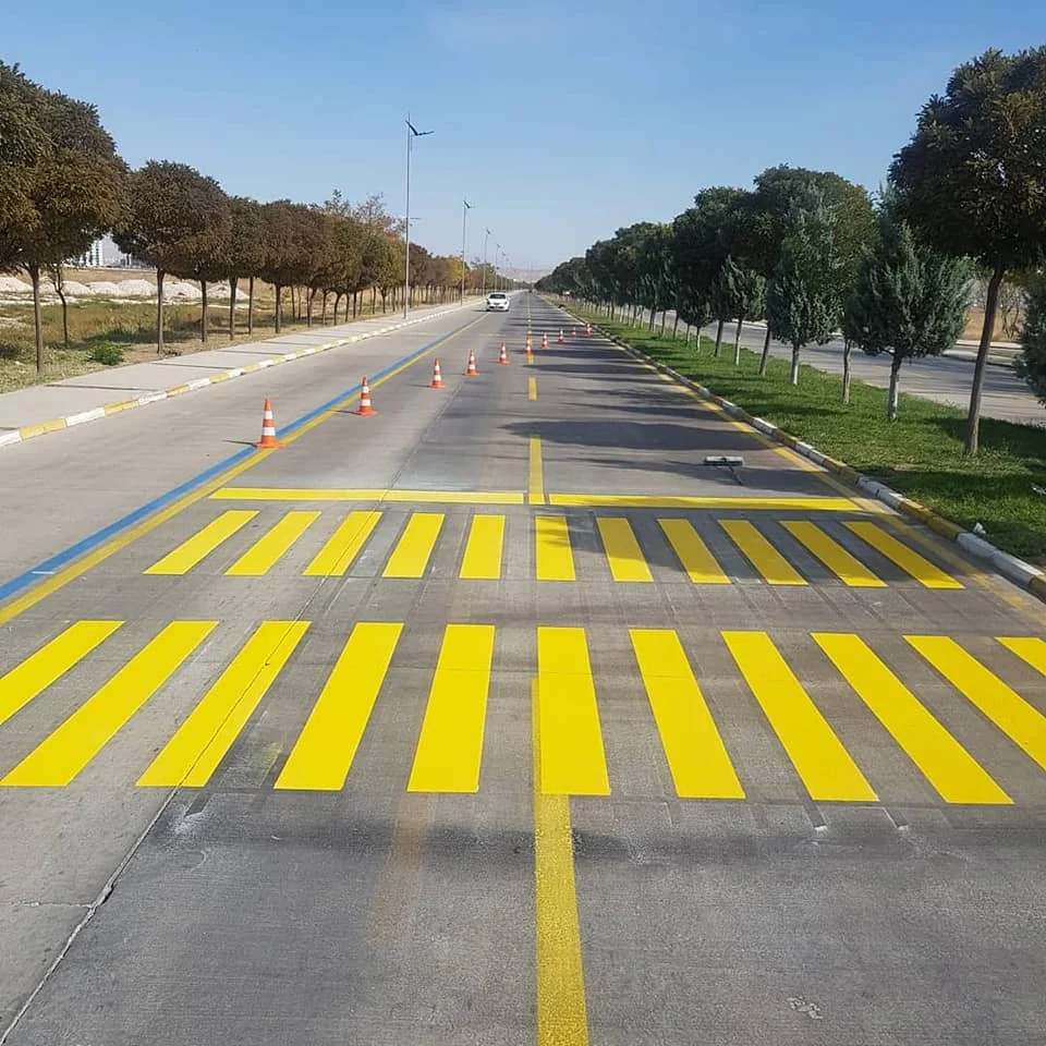 Sarı yaya geçidi çizgi uygulaması