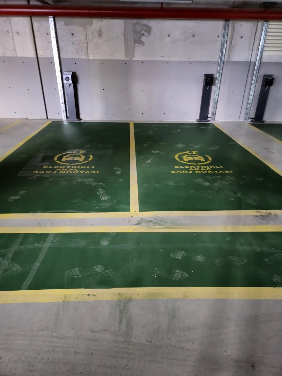 Site otoparkı elektrikli araç park yeri boya uygulaması