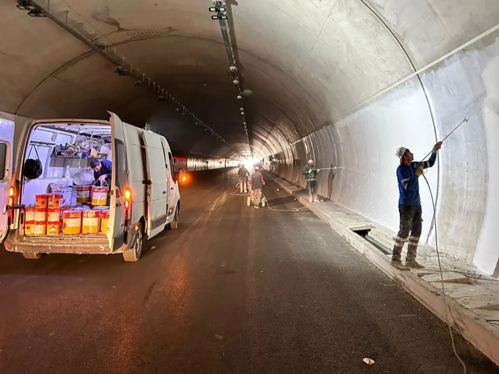Tünel içerisinde profesyonel boya uygulaması