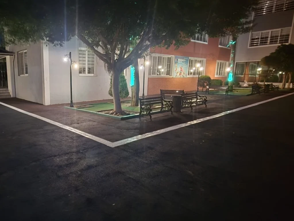 Bina bahçesindeki siyah zemine uygulanan beyaz silinmez sınır çizgileri