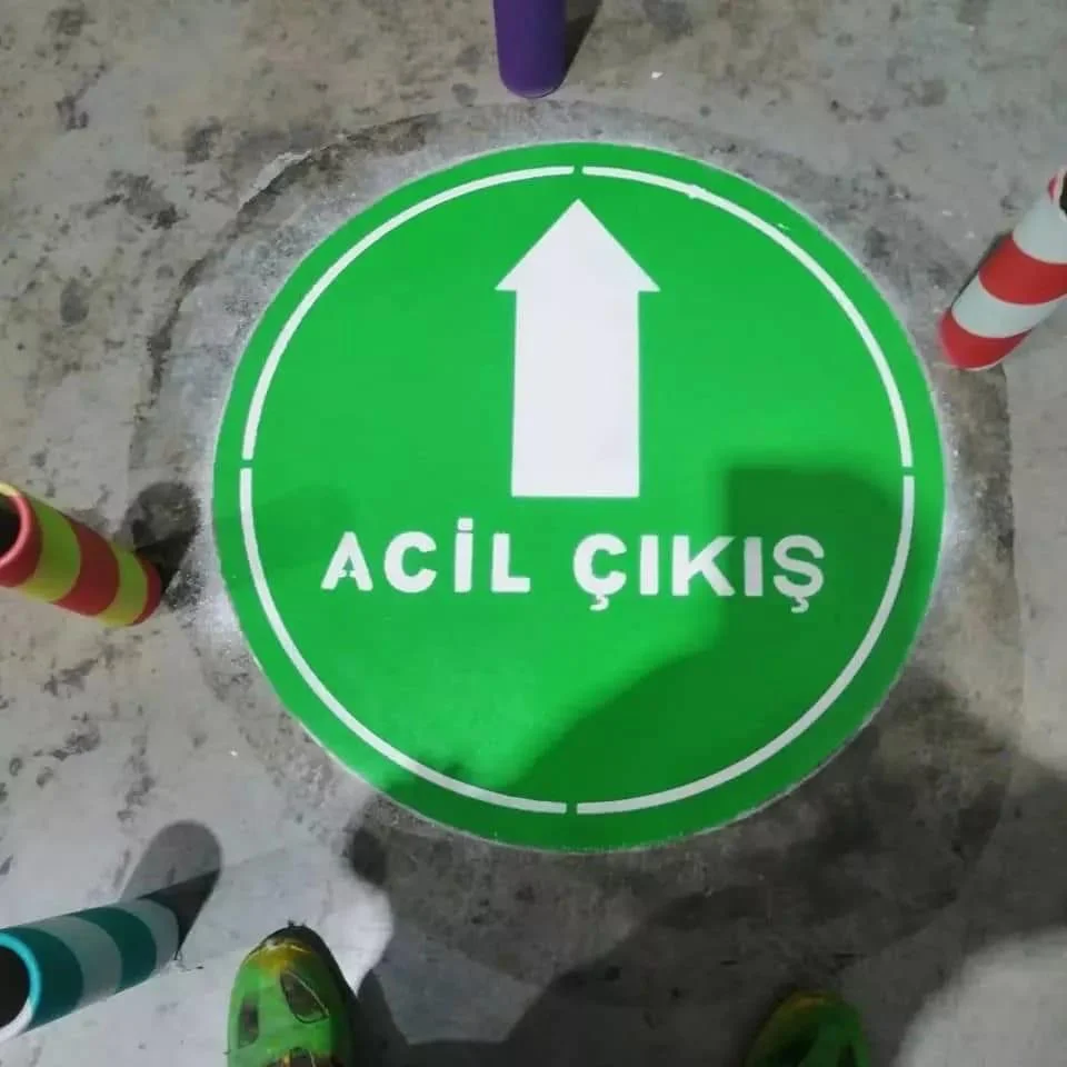 Acil çıkış yön oku dairesel zemin şablonu
