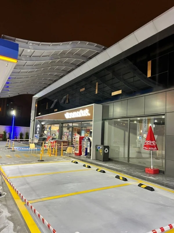 Akaryakıt market önü araç park cepleri