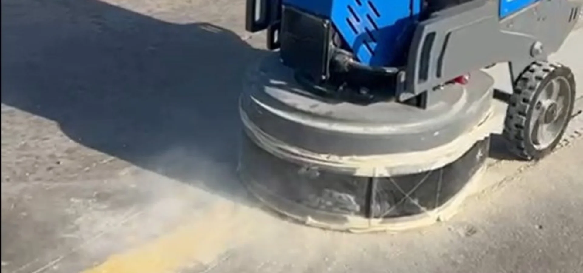 Asfalt eski boya kazıma uygulaması