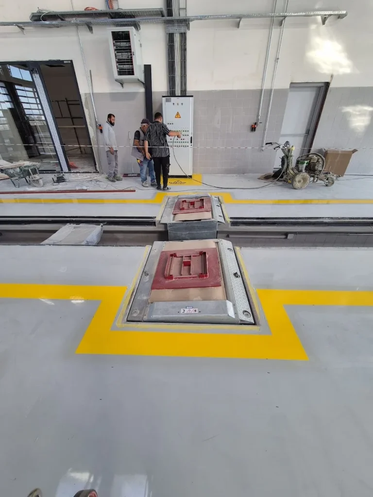 Bakım platformları ve elektrik panosu çevresinde uygulanan sarı epoksi zemin alan çizgileri