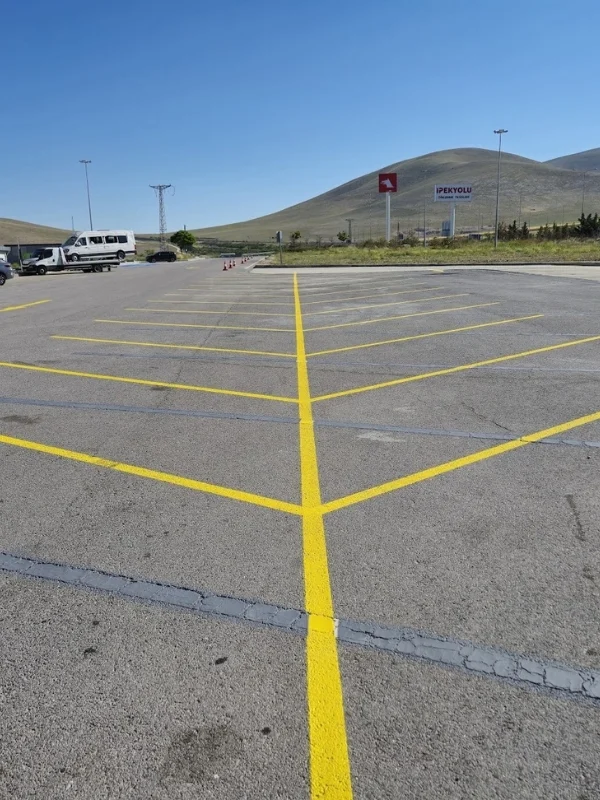Benzinlik açık otopark sarı park çizgileri