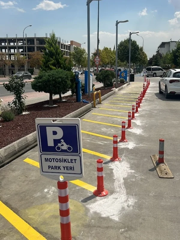 Benzinlik motosiklet park alanı çizgileri