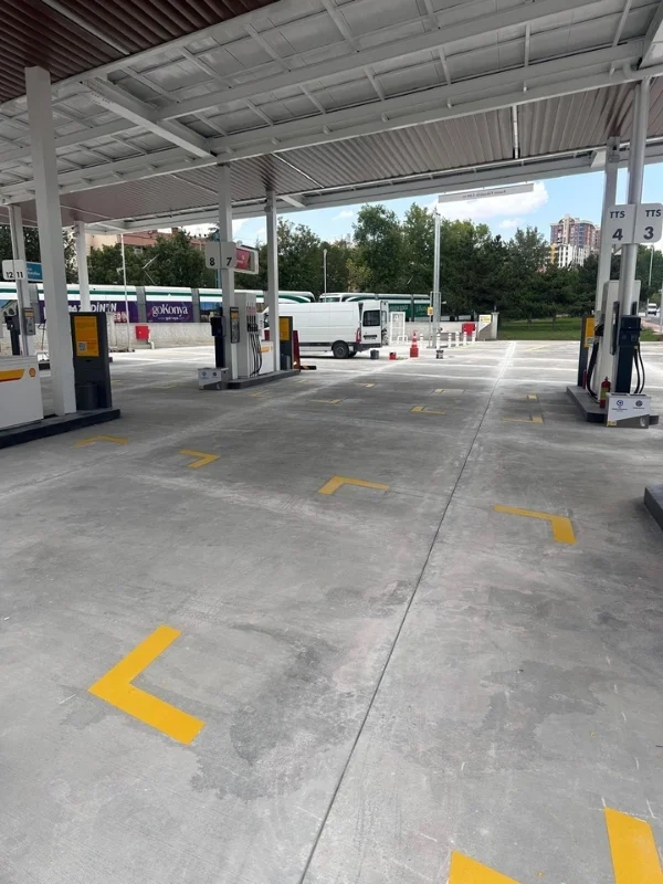Benzinlik pompa adalarında uygulanan sarı yanaşma alanı işaretleri