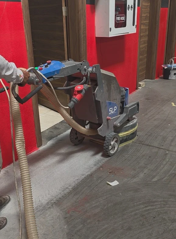 Fabrika yağ emen beton zemininde profesyonel makineyle yağ temizlik silimi uygulaması