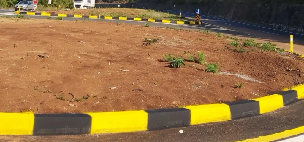 Yol kenarı kaldırımlarına uygulanan sarı ve siyah bordür boya çalışması