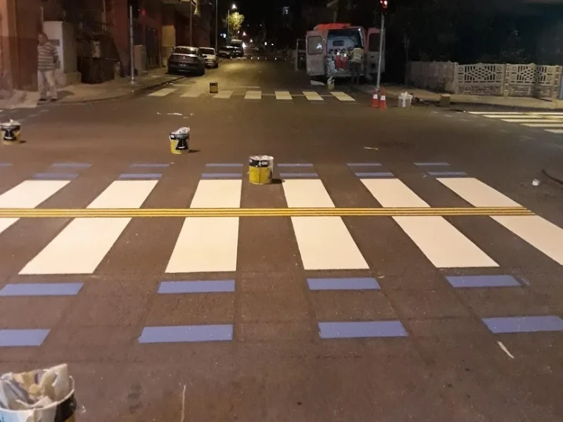 Çift komponentli beyaz mavi sarı yaya geçidi uygulaması