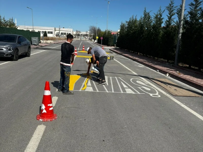 Çift komponentli boya yavaş yazısı şablon uygulaması
